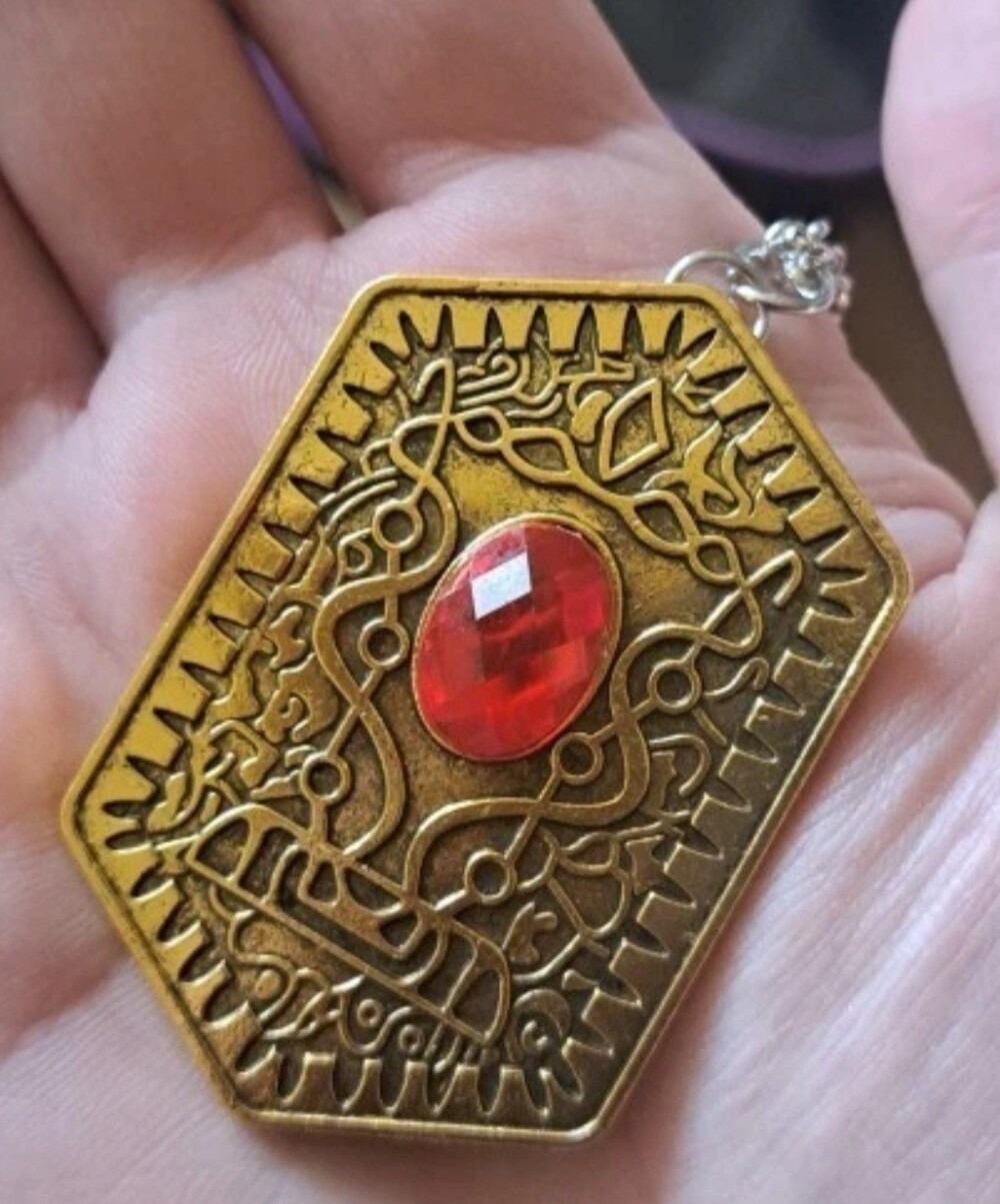 HEART OF DAMBALLA Chucky Necklace Prop - Picture 3 of 4